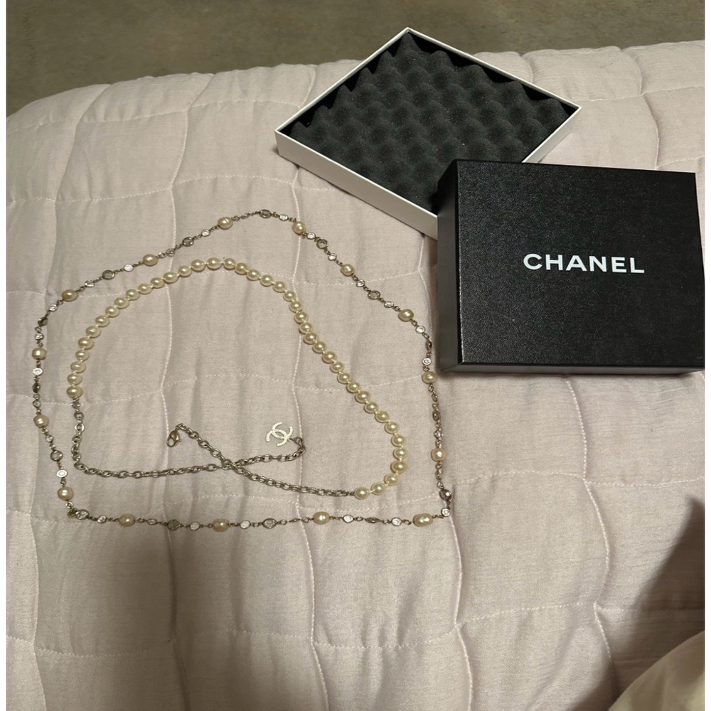 CHANEL Cream and Silver Pearl Necklace